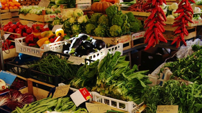 Ein Markt mit vielem frischem Gemüse